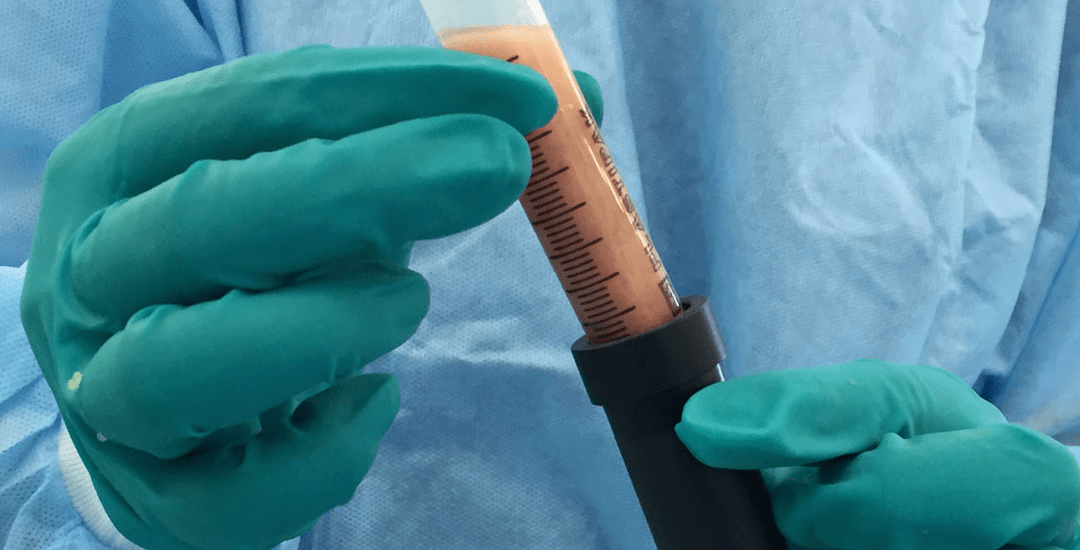 Желіде ұлының мүшесін сорып жатқан қысқа шашты ананың порно видеосы